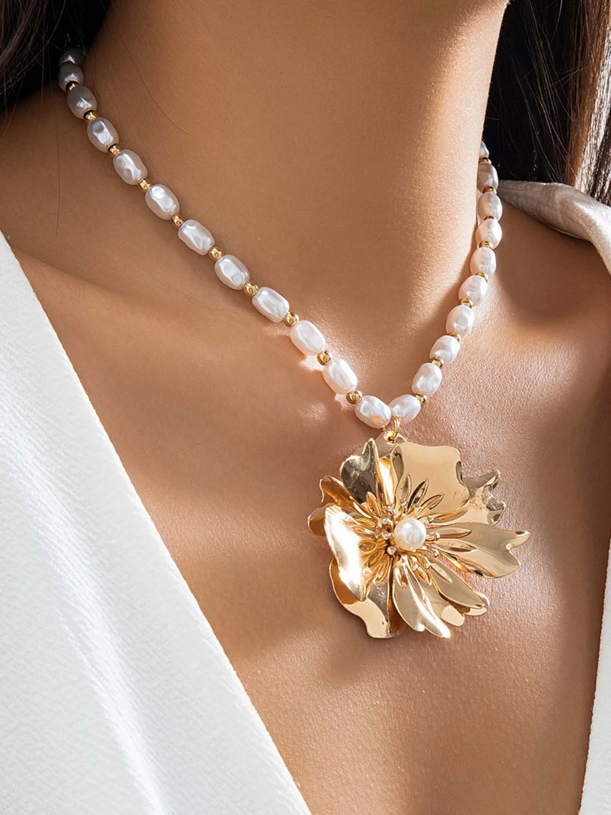 Elegant Imitation Pearl Beaded Metal Flower Pendant Necklace
